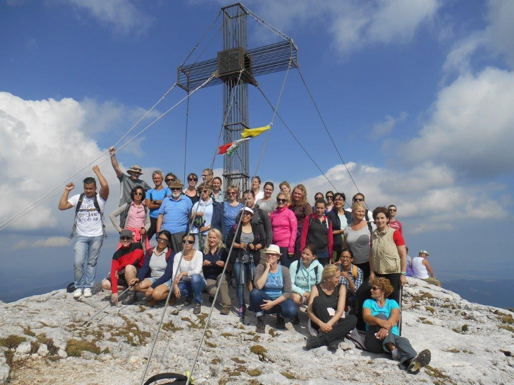 Das ÖJAB-Gipfelkreuz auf dem Waxriegel im niederösterreichischen Schneebergmassiv, mit einer ÖJAB-Wandergruppe im Jahr 2016.