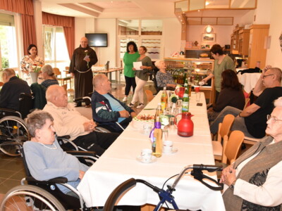 Geburtstagsfeier Oktober: Pater Raphael und die Senior:innenbetreuerinnen gratulieren den Jubilar:innen.