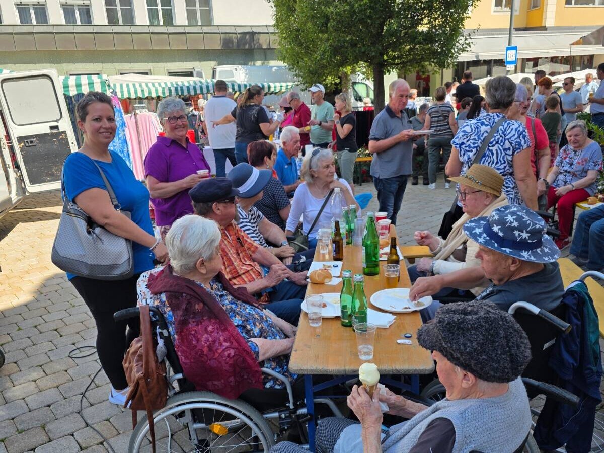 Bewohner:innen und Mitarbeiter:innen des Hauses beim Ausflug zum Güssinger Markttag.