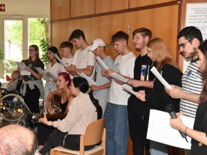 Schüler:innen der Ecole Güssing gestalteten mit Liedern und Gedichten die Muttertagsfeiern im ÖJAB Haus St. Franziskus.