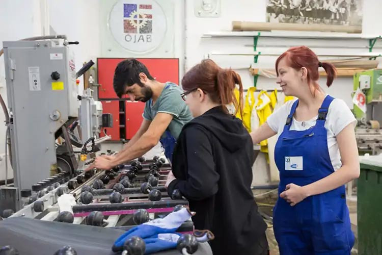 Lehrlinge der Glasbautechnik in den Werkstätten des BPI der ÖJAB.