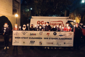 VertrerInnen österreichischer Jugendorganisationen stehend am Morzinplatz in Wien in Gedenken an die Opfer der Wiener Terroranschläge im November 2020.