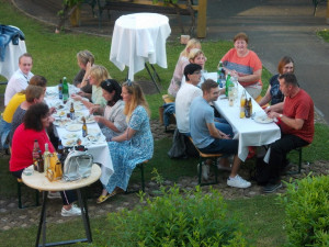 MitarbeiterInnen des Hauses beim "Danke Fest" im Garten sitzend.