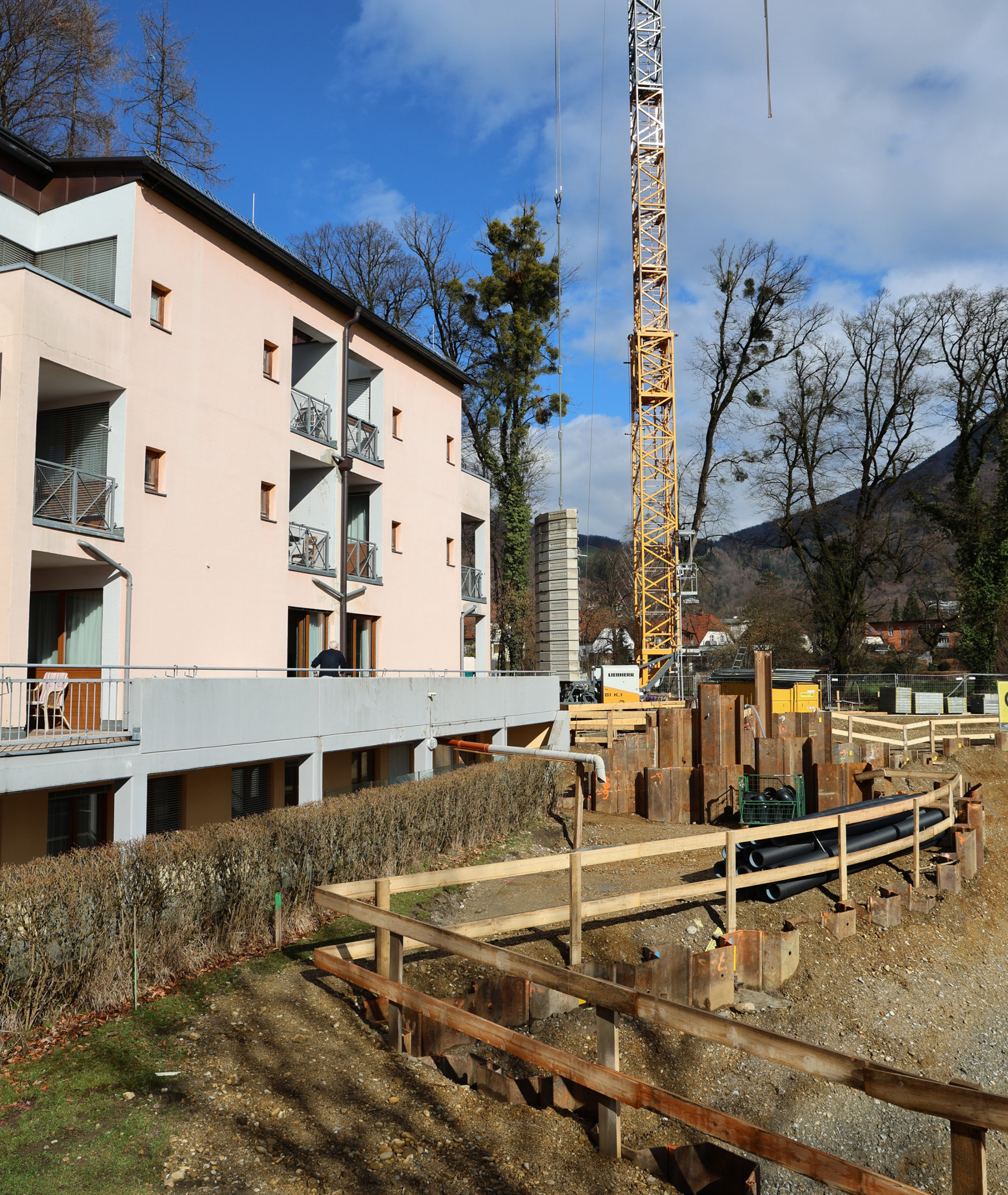 Die Baustelle für das neue "ÖJAB-Pflegewohnhaus Salzburg - Wohlfühlen im Park" und links die derzeitige ÖJAB-Senior:innenwohnanlage Aigen, die nach Generalsanierung Teil des neuen Pflegewohnhauses wird. 