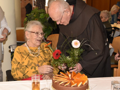 Margarete Wachter (93) mit Pater Anton Bruck